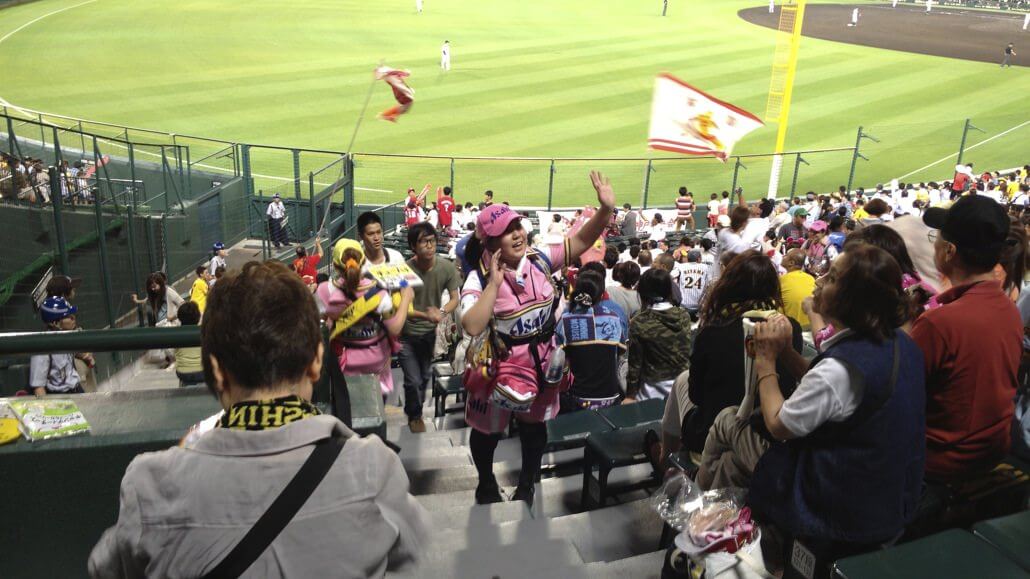 Asahi Beer Girls - Hanshin Koshien Stadium