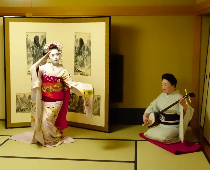 Maiko Dancing with Live Shamisen