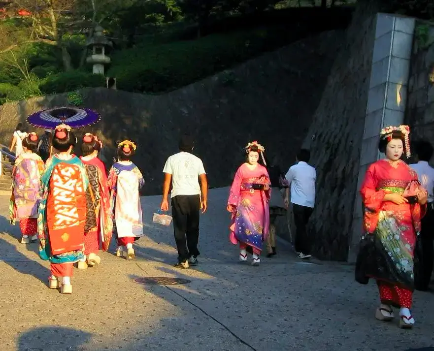 Maiko Walking to Kiyomizu Dera in the Higashiyama District